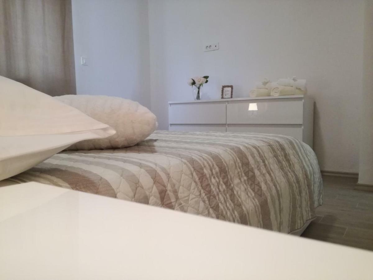 Ivana Šibenik Buitenkant foto